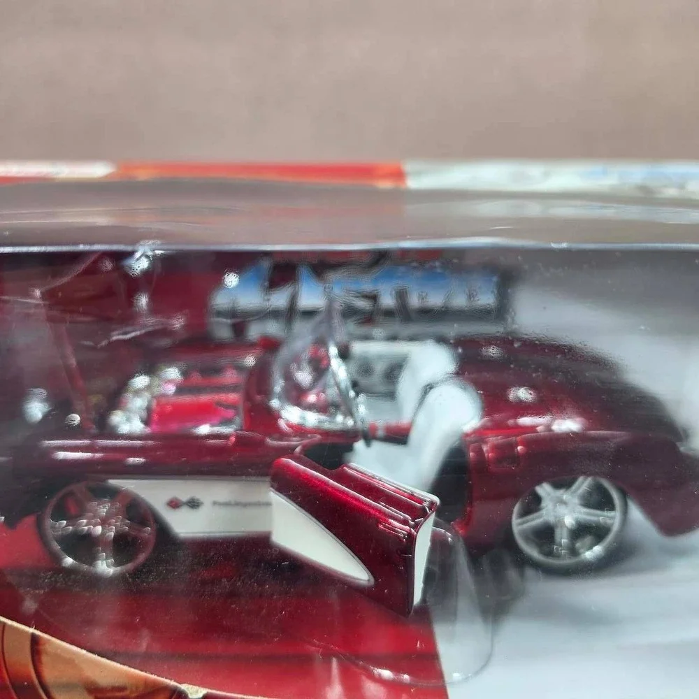 Maisto 1957 Chevrolet Corvette 1:24 Burgundy NIB Custom Shop Diecast Model Car